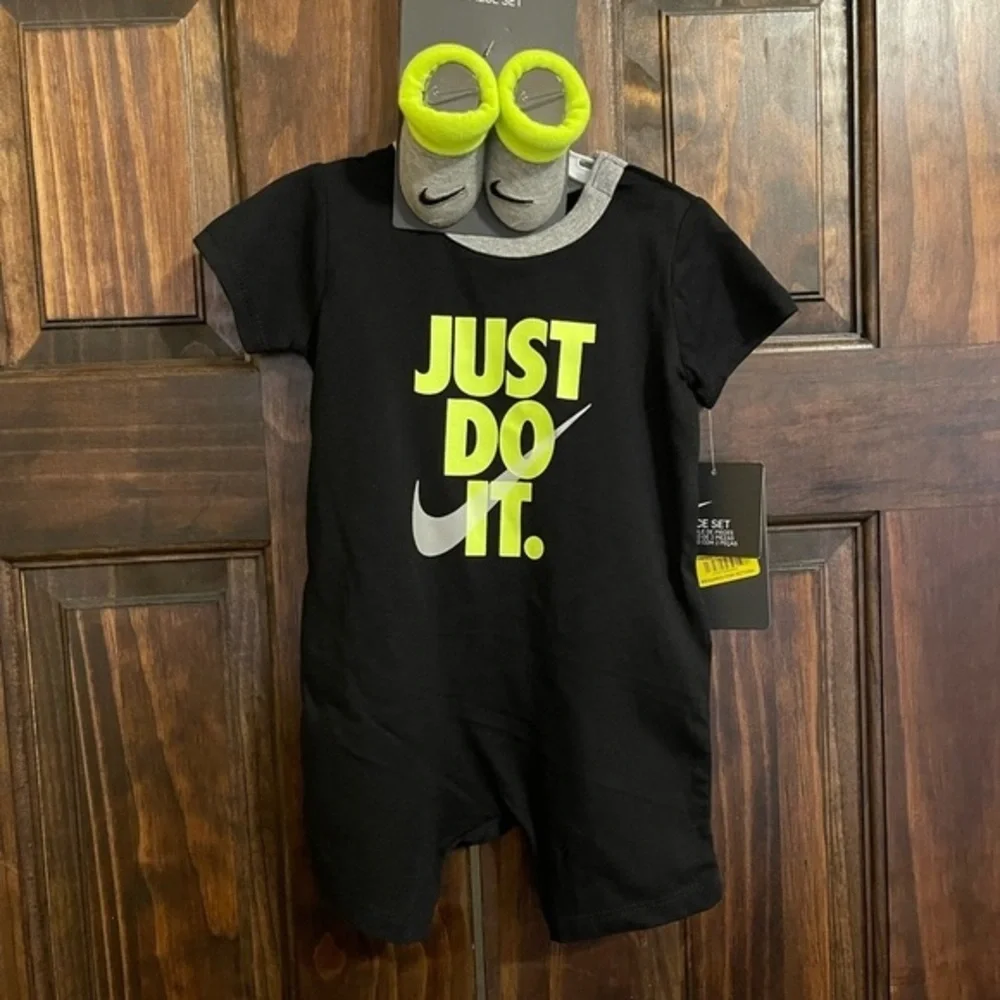 Nike boys 2 piece set size 0-6 month - Picture 2 of 4